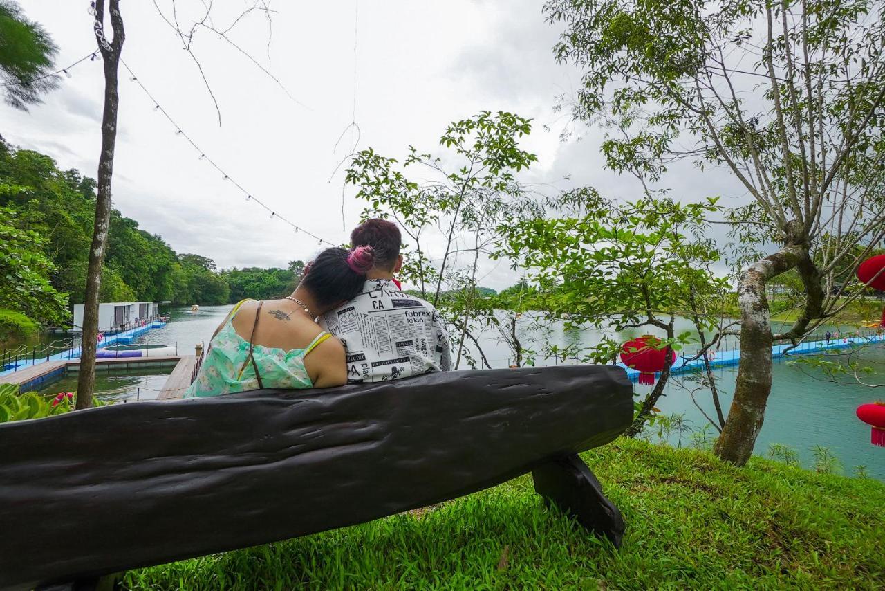 Roxy Tasik Biru Resort City Bau エクステリア 写真