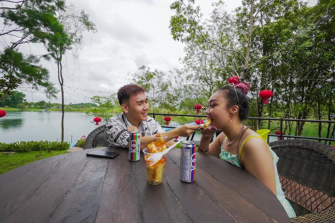 Roxy Tasik Biru Resort City Bau エクステリア 写真