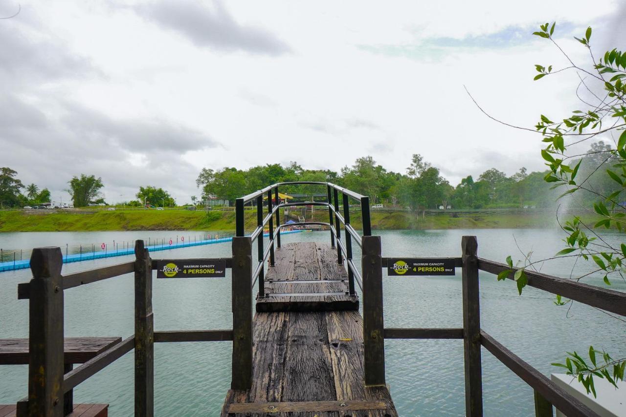 Roxy Tasik Biru Resort City Bau エクステリア 写真