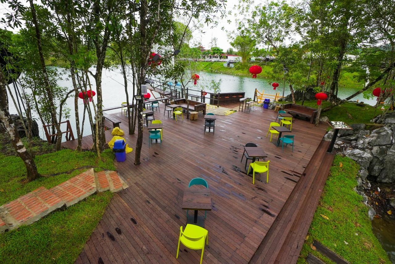 Roxy Tasik Biru Resort City Bau エクステリア 写真