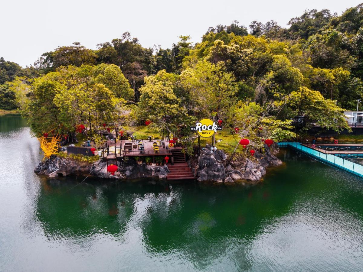 Roxy Tasik Biru Resort City Bau エクステリア 写真