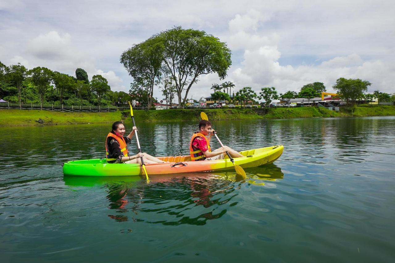 Roxy Tasik Biru Resort City Bau エクステリア 写真