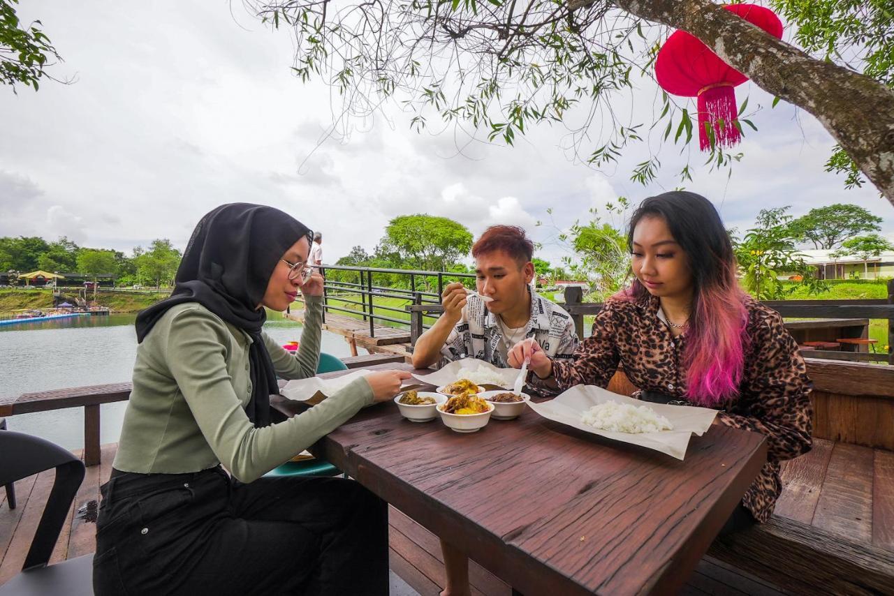 Roxy Tasik Biru Resort City Bau エクステリア 写真