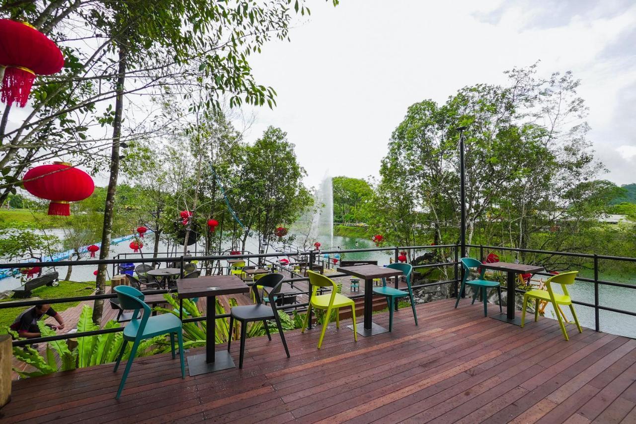 Roxy Tasik Biru Resort City Bau エクステリア 写真