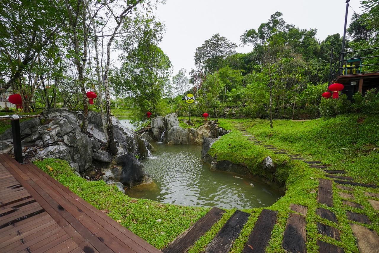 Roxy Tasik Biru Resort City Bau エクステリア 写真