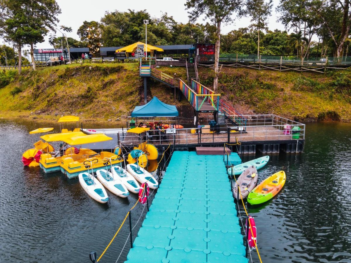 Roxy Tasik Biru Resort City Bau エクステリア 写真