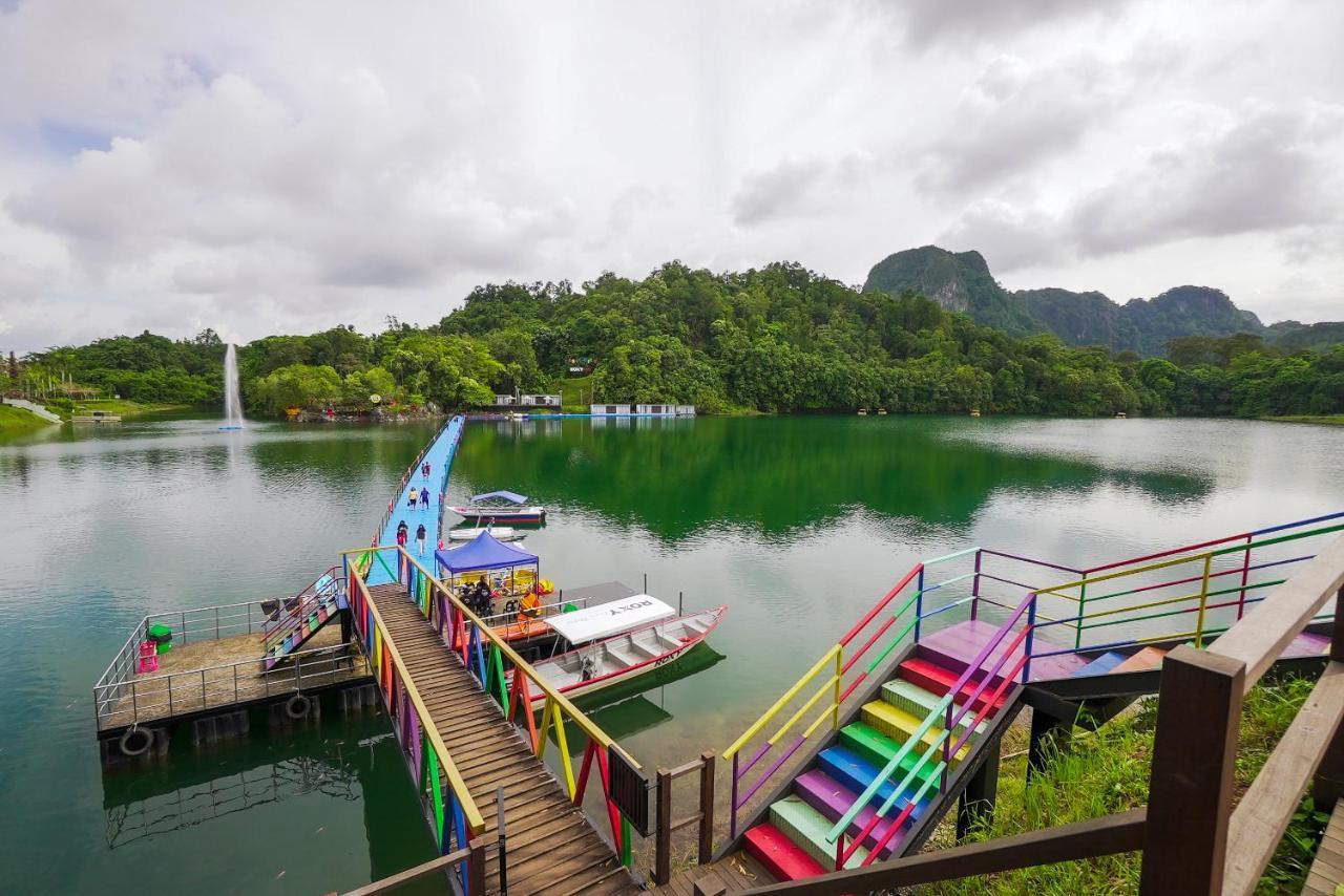 Roxy Tasik Biru Resort City Bau エクステリア 写真