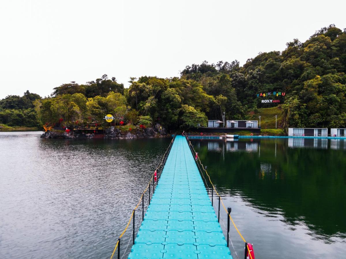 Roxy Tasik Biru Resort City Bau エクステリア 写真