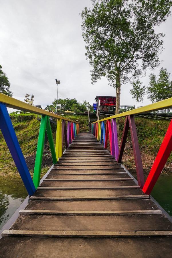 Roxy Tasik Biru Resort City Bau エクステリア 写真
